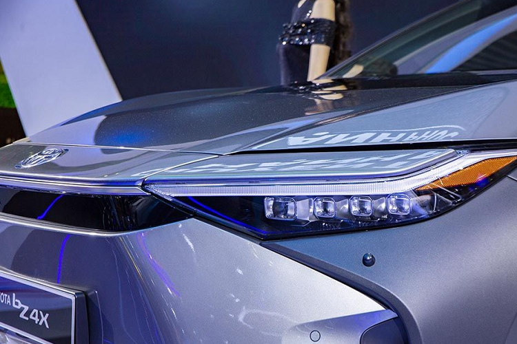 Cả hai cấu hình đều được trang bị cụ pin lithium-ion 71,4 kWh được hỗ trợ bởi hệ thống sạc AC công suất tối đa 6,6 kW và hệ thống sạc DC công suất tối đa 150 kW. Với hệ thống sạc nhanh, dung lượng pin sẽ tăng lên 80% trong thời gian chỉ 30 phút.