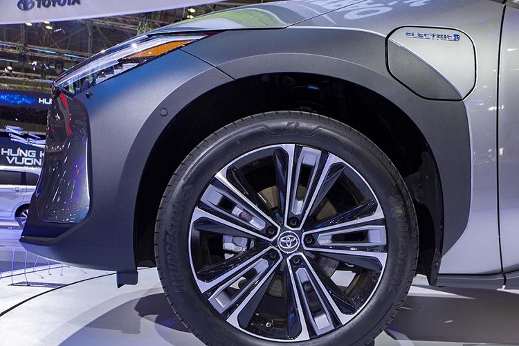 Cụ thể, Toyota bZ4X có bảng đồng hồ kỹ thuật số kích thước bảng đồng hồ kỹ thuật số nhỏ nằm khá cao, màn hình thông tin giải trí cỡ lớn tích hợp hệ thống Audio Multimedia, hỗ trợ Android Auto/Apple CarPlay không dây và hệ thống định vị dựa trên đám mây.