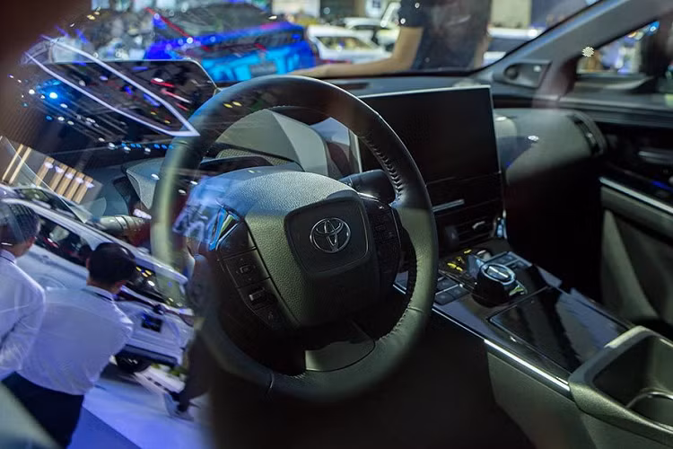 Thay thế cho bộ lưới tản nhiệt trên xe động cơ đốt trong truyền thống là một khe hẹp chứa các cảm biến phục vụ cho hệ thống hỗ trợ người lái và tính năng tự hành. Mặt ca-lăng được “điêu khắc” bằng những đường nét táo bạo, kết hợp cùng cụm đèn pha sắc sảo và thanh mảnh mang đến một cái nhìn mới mẻ hơn.