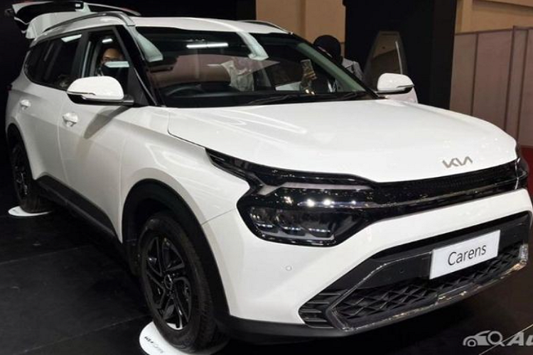 Nhìn chung, Kia Carens 2022 ở Indonesia được trang bị kém hơn xe ở Ấn Độ khi không có màn hình thông tin giải trí dạng cảm ứng 10,25 inch, hệ thống lọc không khí và tính năng cập nhật phần mềm qua Wifi.