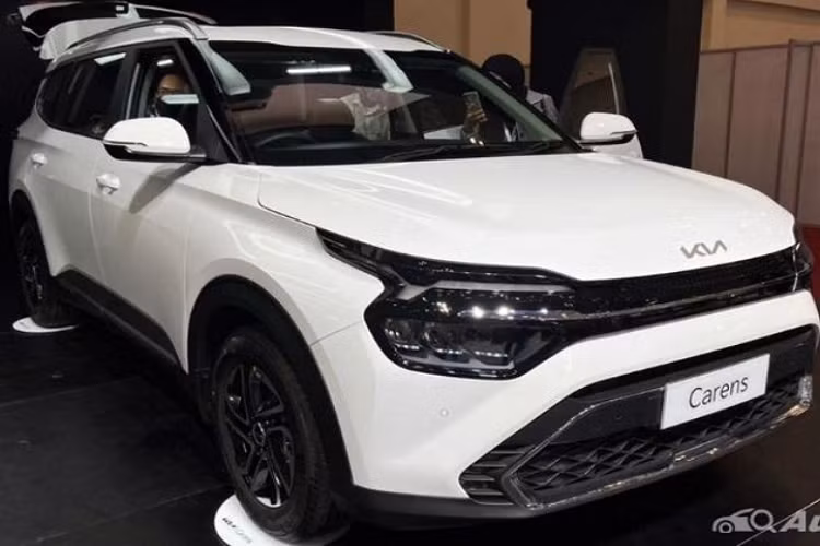 Nhìn chung, Kia Carens 2022 ở Indonesia được trang bị kém hơn xe ở Ấn Độ khi không có màn hình thông tin giải trí dạng cảm ứng 10,25 inch, hệ thống lọc không khí và tính năng cập nhật phần mềm qua Wifi.