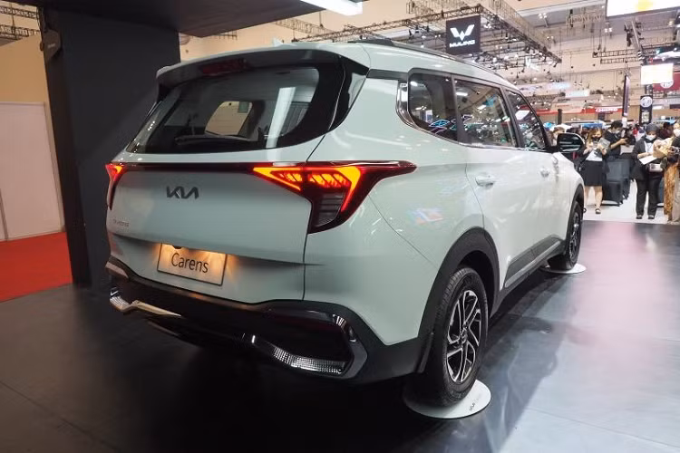 Đồng thời, mẫu xe này còn thiếu những trang bị an toàn như phanh tay điện tử, tính năng tự động giữ phanh tạm thời hay công nghệ an toàn chủ động ADAS như một số đối thủ cùng phân khúc.