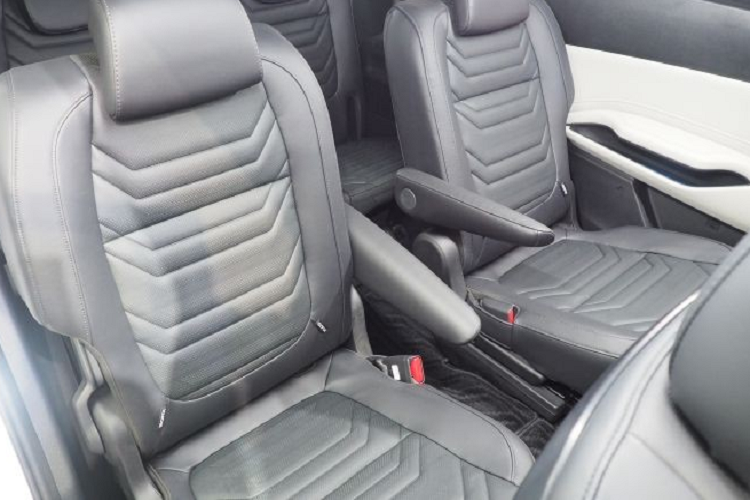 Nhờ kích thước lớn nên Kia Carens 2022 đi kèm nội thất 3 hàng ghế rộng rãi. Ở thị trường Indonesia, mẫu xe này có cả phiên bản 6 chỗ và 7 chỗ. Trong đó, phiên bản 6 chỗ được trang bị 2 ghế thương gia ở giữa.