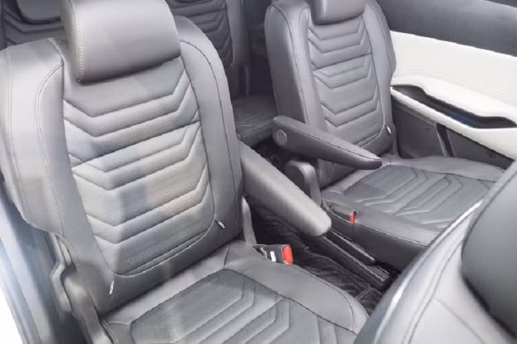 Nhờ kích thước lớn nên Kia Carens 2022 đi kèm nội thất 3 hàng ghế rộng rãi. Ở thị trường Indonesia, mẫu xe này có cả phiên bản 6 chỗ và 7 chỗ. Trong đó, phiên bản 6 chỗ được trang bị 2 ghế thương gia ở giữa.