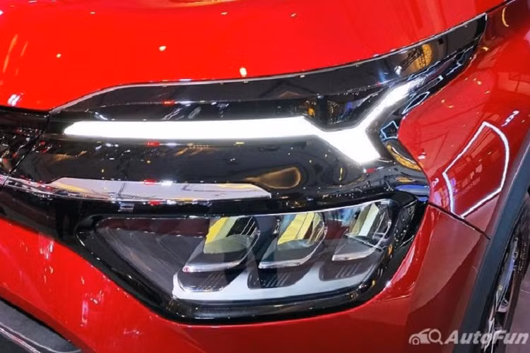 Không chỉ có kích thước lớn, Carens 2022 còn sở hữu thiết kế ngôn ngữ United Opposites mới của Kia. Theo đó, xe được trang bị lưới tản nhiệt khá hẹp với ốp màu đen nằm vắt ngang đầu xe, nối liền với dải đèn LED định vị ban ngày có thiết kế độc đáo và đèn pha LED. Bên cạnh đó là hốc gió trung tâm khá rộng, được bao quanh bằng nẹp mạ crôm và nẹp nhựa màu đen, tích hợp đèn sương mù trước.