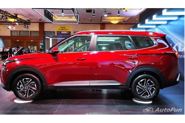 Tương tự xe ở Ấn Độ, Kia Carens 2022 tại Indonesia cũng sở hữu chiều dài 4.540 mm, chiều rộng 1.800 mm, chiều cao 1.700 mm và chiều dài cơ sở 2.780 mm. Đây chính là là mẫu xe có chiều dài cơ sở lớn nhất phân khúc MPV cỡ nhỏ tại Indonesia hiện nay. Tuy nhiên, chiều cao gầm của xe chỉ đạt mức 195 mm, thấp hơn Mitsubishi Xpander.