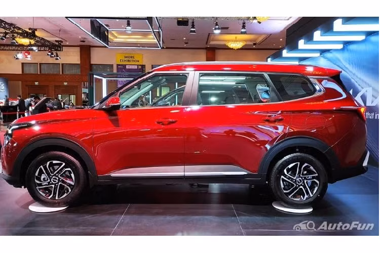 Tương tự xe ở Ấn Độ, Kia Carens 2022 tại Indonesia cũng sở hữu chiều dài 4.540 mm, chiều rộng 1.800 mm, chiều cao 1.700 mm và chiều dài cơ sở 2.780 mm. Đây chính là là mẫu xe có chiều dài cơ sở lớn nhất phân khúc MPV cỡ nhỏ tại Indonesia hiện nay. Tuy nhiên, chiều cao gầm của xe chỉ đạt mức 195 mm, thấp hơn Mitsubishi Xpander.