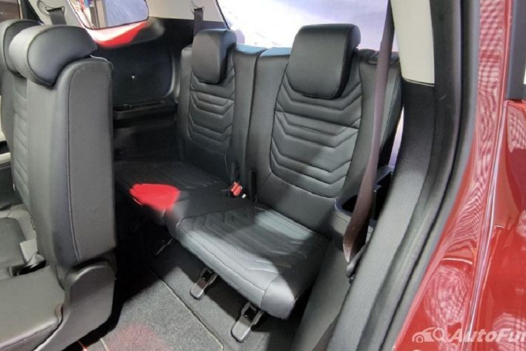 Ngoài ra xe còn có hệ thống đèn viền LED, tính năng làm mát ghế trước, ghế giữa gập 1 chạm, cửa sổ trời có thể lật hoặc trượt, sạc điện thoại thông minh không dây, ngăn đựng cốc hâm nóng/làm mát đồ uống, điều hòa tự động với cửa gió cho cả 3 hàng ghế và hệ thống âm thanh Bose 8 loa.