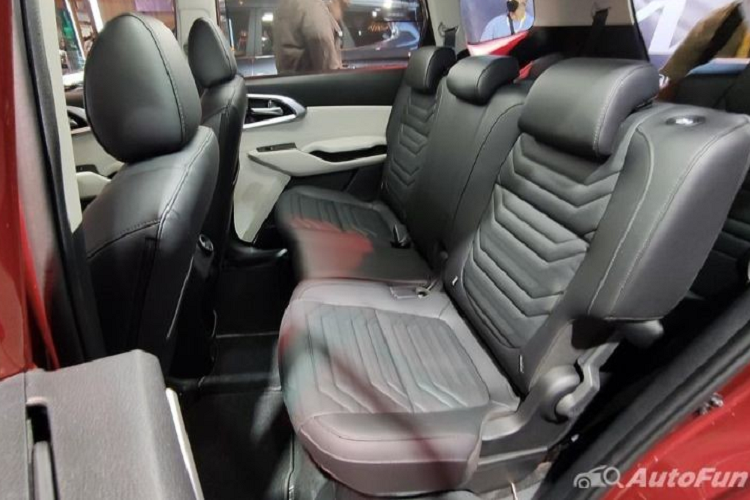 Những trang bị nội thất đáng chú ý như vô lăng vát đáy thể thao, màn hình màu LCD 4,2 inch trong bảng đồng hồ với 3 chế độ hiển thị (Sport, Normal, Eco), màn hình thông tin giải trí dạng cảm ứng 8 inch, hỗ trợ Apple Carplay/Android Auto không dây,...