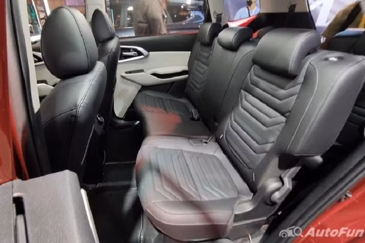 Những trang bị nội thất đáng chú ý như vô lăng vát đáy thể thao, màn hình màu LCD 4,2 inch trong bảng đồng hồ với 3 chế độ hiển thị (Sport, Normal, Eco), màn hình thông tin giải trí dạng cảm ứng 8 inch, hỗ trợ Apple Carplay/Android Auto không dây,...