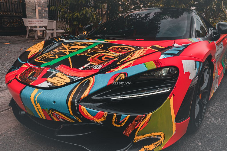 Bên cạnh màu “áo” độc đáo, siêu phẩm đến từ Anh quốc còn được trang bị tuỳ chọn cánh gió bằng sợi carbon độc nhất tại Việt Nam. Cuối cùng là bộ ống xả độ của Novitec.