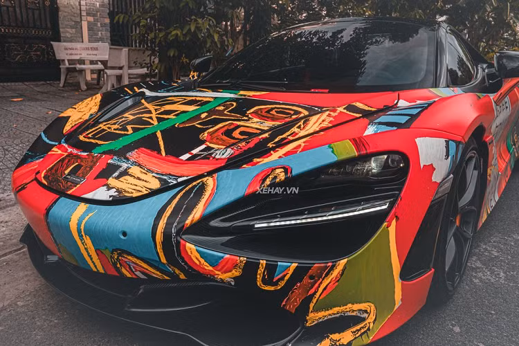 Bên cạnh màu “áo” độc đáo, siêu phẩm đến từ Anh quốc còn được trang bị tuỳ chọn cánh gió bằng sợi carbon độc nhất tại Việt Nam. Cuối cùng là bộ ống xả độ của Novitec.