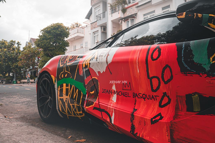 Ngoài ra, McLaren 720S Spider có trọng lượng khô là 1.322kg, nặng hơn 49kg so với coupe bởi vì hệ thống mui cứng và phần chứa mui.