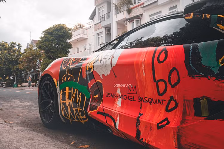 Ngoài ra, McLaren 720S Spider có trọng lượng khô là 1.322kg, nặng hơn 49kg so với coupe bởi vì hệ thống mui cứng và phần chứa mui.