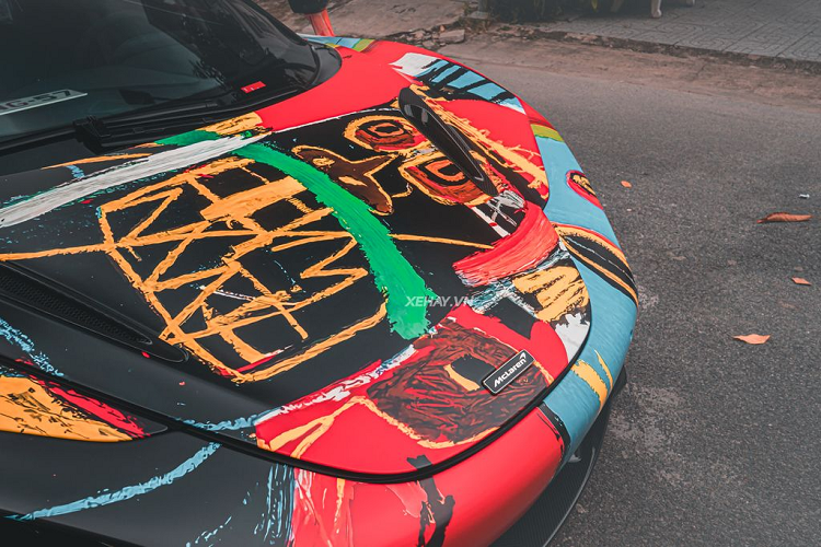 So với biến thể 720S Coupe, sự khác biệt lớn nhất trong thiết kế của 720S Spider chính là phần mui cứng có thể thu vào, các cửa sổ sau chỉnh điện và các cột trụ mới. 