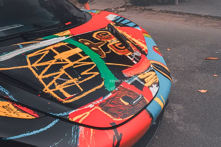 So với biến thể 720S Coupe, sự khác biệt lớn nhất trong thiết kế của 720S Spider chính là phần mui cứng có thể thu vào, các cửa sổ sau chỉnh điện và các cột trụ mới. 