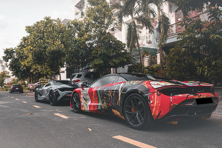 Được biết, để có thể “vẽ” lại bức tranh này trên chiếc McLaren 720S Spider tại Việt Nam này, những người thợ phải mất khoảng 2 tháng để nghiên cứu và tìm kiếm một nền tảng bố cục phù hợp. Sau đó, họ mất 5 ngày để hiện thực hoá “tác phẩm”. Kết quả, chiếc McLaren 720S Spider được hoàn thiện với lớp sơn nhám vô cùng sống động. Nguyên bản, xe có màu cam McLaren Orange.