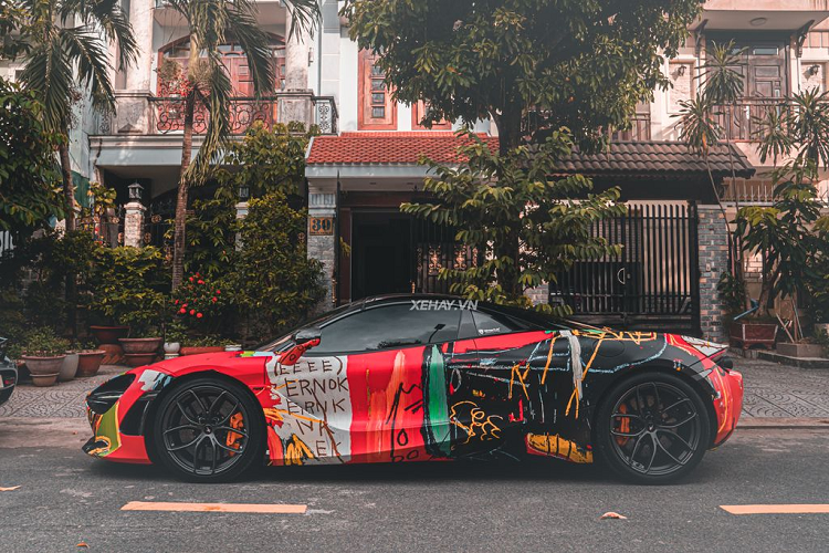 Theo đó, lớp sơn ngoại thất của chiếc siêu xe Anh Quốc được lấy cảm hứng từ bức tranh sơn dầu "Untitle" của hoạ sĩ người Mỹ Jean-Michel Basquiat. Nếu là một người đam mê hội hoạ, chắc chắn bạn sẽ biết tác phẩm đặc biệt này từng được bán đấu giá lên đến 110,5 triệu USD vào năm 2017 và là mảnh ghép khiến nhiều nhà sưu tập phải khao khát.