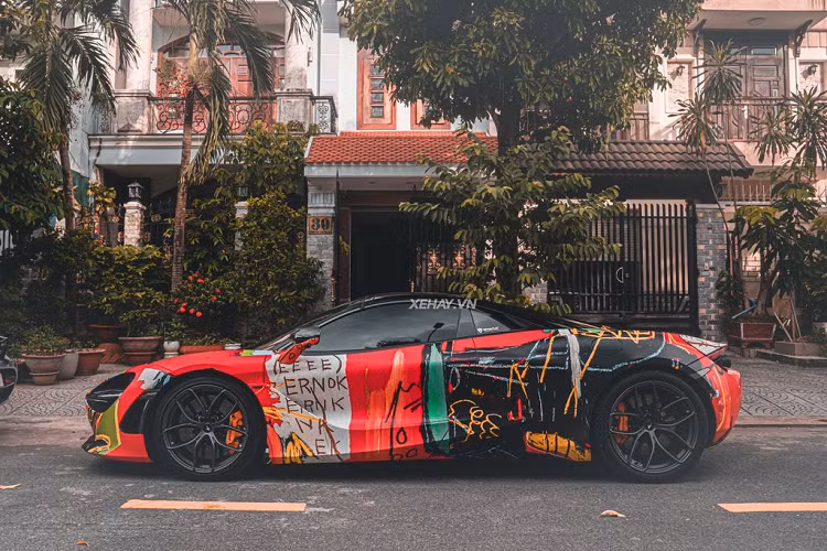 Theo đó, lớp sơn ngoại thất của chiếc siêu xe Anh Quốc được lấy cảm hứng từ bức tranh sơn dầu "Untitle" của hoạ sĩ người Mỹ Jean-Michel Basquiat. Nếu là một người đam mê hội hoạ, chắc chắn bạn sẽ biết tác phẩm đặc biệt này từng được bán đấu giá lên đến 110,5 triệu USD vào năm 2017 và là mảnh ghép khiến nhiều nhà sưu tập phải khao khát.