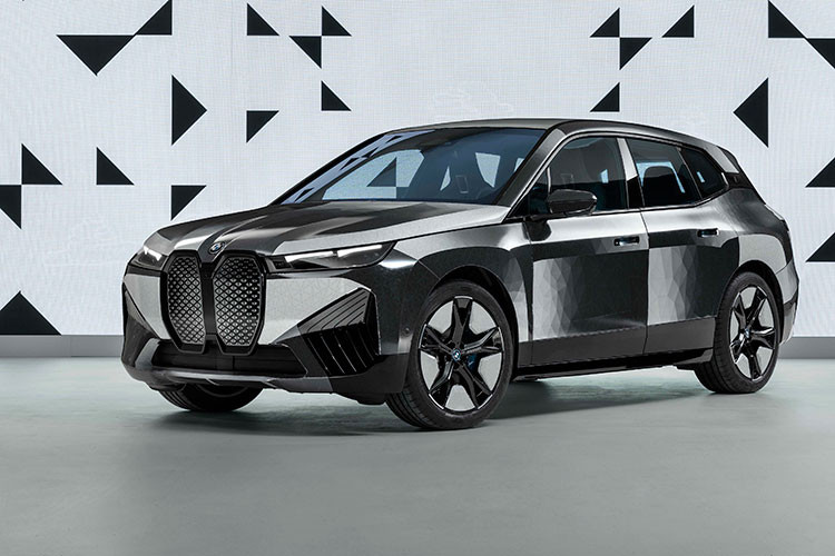 Công nghệ đổi màu tức thời trên BMW iX không chỉ phù hợp với bản chất tương lai của thế giới xe điện, mà thậm chí còn là một công nghệ thuyết phục mọi người chào đón xe điện hơn nữa.