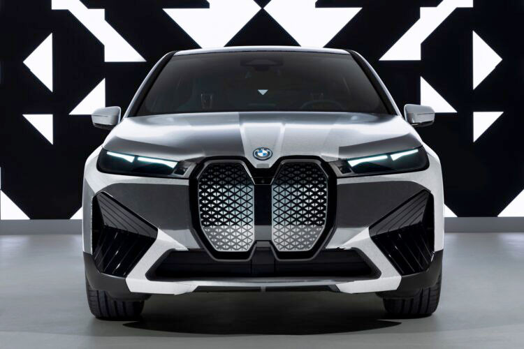 Tại Triển lãm Điện tử Tiêu dùng (CES) 2022, BMW đã sử dụng một chiếc iX để giới thiệu một công nghệ tương lai, cho phép thân vỏ xe BMW iX đổi màu sắc trong nháy mắt.
