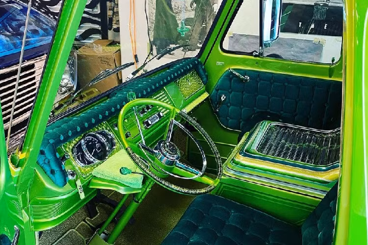 Động cơ ban đầu đã được thay thế với một động cơ Chevrolet dung tích 4.8 lít, sản sinh 300 mã lực và ghép cặp với một hộp số tự động 6 cấp, cho phép đạt tốc độ tối đa 192 km/h. Gary nói rằng lắp đặt động cơ mới có lẽ là một trong những thử thách lớn nhất của dự án.