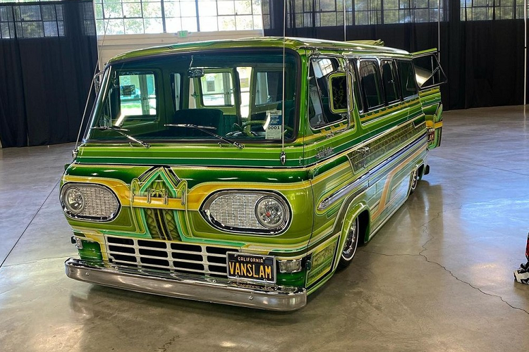 Xe van là một phương tiện được thiết kế và chế tạo tập trung cho việc chở người và hàng hóa. Chúng thường trông rất tẻ nhạt, và không có gì hấp dẫn trên cả mặt trải nghiệm lái lẫn tiện nghi cabin. Tuy nhiên, chiếc VanSlam độ lowrider trong bài viết này lại hoàn toàn khác biệt và cho thấy loại xe này cũng có thể trở nên thú vị đến thế nào.