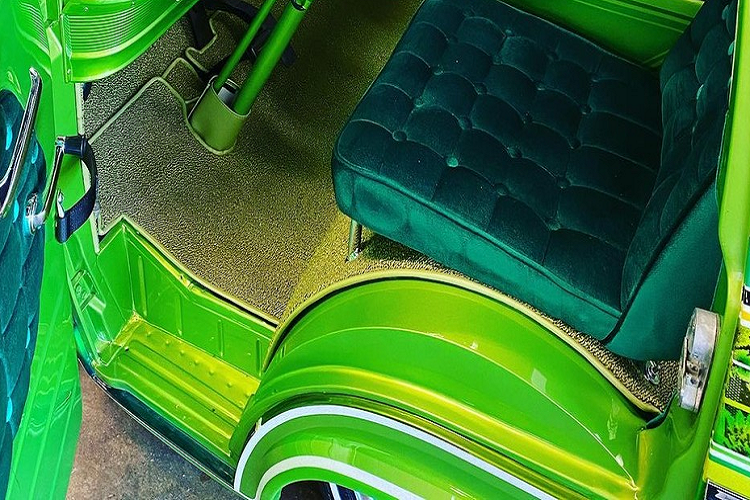 Lớp sơn, chi tiết có thể coi là nổi bật nhất mà bạn nhận thấy về VanSlam, là thành quả của Tyler Pullen ở TP Custom Chop Shop. Tyler đã chủ động liên hệ với Gary vì anh ấy mong muốn được sơn nó sau khi có cơ hội nhìn ngắm nó. Tyler đã mất đến 15 tháng để có được sự kết hợp và họa tiết phù hợp, và điều đó được thể hiện qua những bức ảnh ở đây