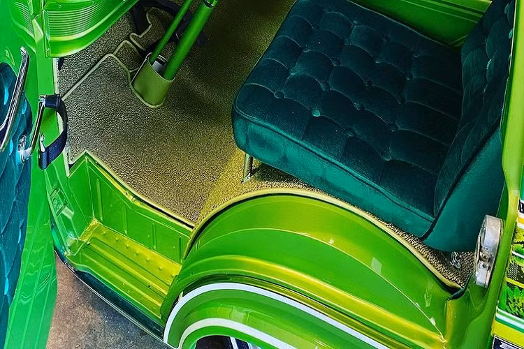 Lớp sơn, chi tiết có thể coi là nổi bật nhất mà bạn nhận thấy về VanSlam, là thành quả của Tyler Pullen ở TP Custom Chop Shop. Tyler đã chủ động liên hệ với Gary vì anh ấy mong muốn được sơn nó sau khi có cơ hội nhìn ngắm nó. Tyler đã mất đến 15 tháng để có được sự kết hợp và họa tiết phù hợp, và điều đó được thể hiện qua những bức ảnh ở đây