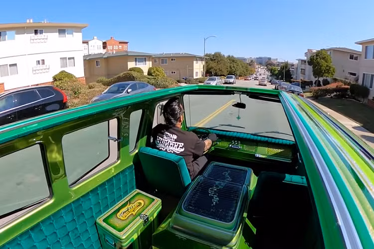 Nội thất, được làm bởi Acme Auto Interior, cũng đáng kinh ngạc, cho dù có chút dịu hơn so với ngoại thất. Mọi trang bị gốc gần như vẫn được giữ nguyên, nhưng các ghế đã được bọc trong một màu xanh lá cây có hoa văn đẹp mắt, và các tấm ốp bên cửa cũng vậy. Những yếu tố tương phản, chẳng hạn như vô lăng và các phần của mặt táp lô, có cùng màu xanh quả chanh và xanh ngọc được thấy ở ngoại thất.