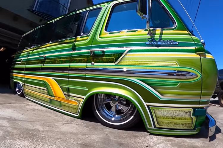 Tất cả phụ tùng mạ crôm đều được thực hiện bởi The Best Chrome ở San Martin, California, và VanSlam nhận được đèn disco nhấp nháy ở phía trước, lưới tản nhiệt độ riêng, và bộ la-zăng được chiếu sáng. Gary rất tự hào về VanSlam bởi nó là một trong những chiếc xe độ lowrider nổi tiếng nhất của anh ấy, và nó cũng là một chiếc xe mang lại niềm vui cho những người xung quanh.