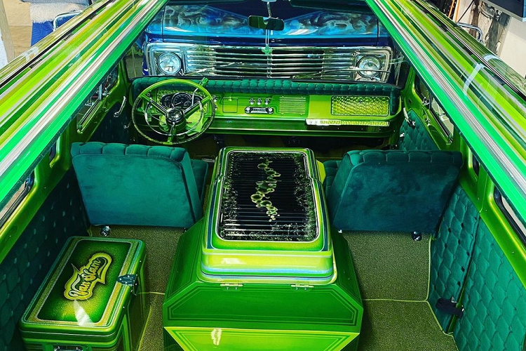 VanSlam quả thực có ngoại hình như một tác phẩm nghệ thuật khi bạn nhìn gần. Ngoại thất có các sắc thái khác nhau của màu xanh lục, từ màu quả chanh đến bạc hà đậm, pha trộn với ánh kim và bạc lấp lánh, và ở giữa là các họa tiết hình học, ví dụ bạn có một phần đầy hình cây dương xỉ.