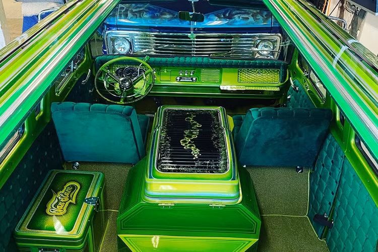 VanSlam quả thực có ngoại hình như một tác phẩm nghệ thuật khi bạn nhìn gần. Ngoại thất có các sắc thái khác nhau của màu xanh lục, từ màu quả chanh đến bạc hà đậm, pha trộn với ánh kim và bạc lấp lánh, và ở giữa là các họa tiết hình học, ví dụ bạn có một phần đầy hình cây dương xỉ.