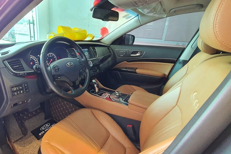 Tuy nhiên, Kia công bố Quoris “chỉ” cạnh tranh trực tiếp với BMW 5 Series và Mercedes-Benz E-Class. Nếu vậy, Kia Quoris to lớn và rộng rãi hơn hẳn 5 Series và E-Class, trong khi giá bán chỉ ngang tầm với hai dòng xe này.