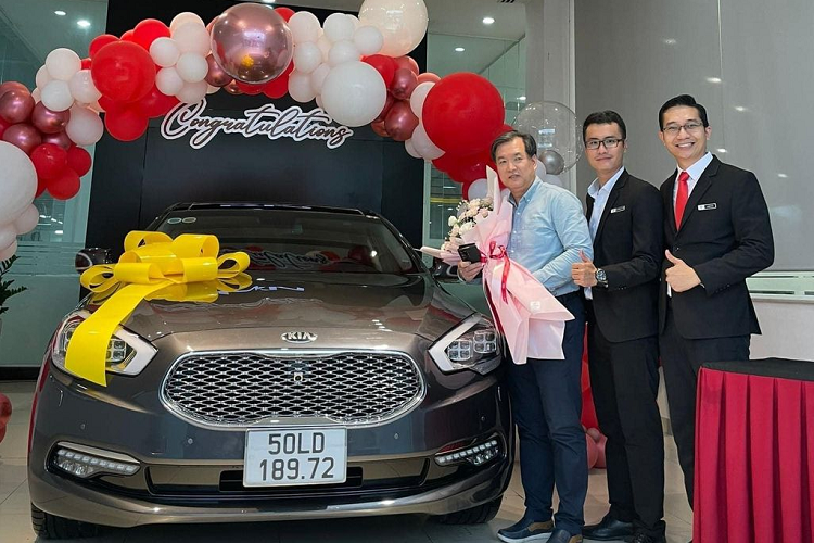 Do đó, thông tin một đại lý vừa bán được một chiếc Kia Quoris xuất hiện trên mạng xã hội đã nhanh chóng thu hút được rất nhiều sự chú ý từ cộng đồng mạng. Được biết, giá sau khi lăn bánh và trừ hết khuyến mại của chiếc xe này rơi vào khoảng 2,3 tỷ VNĐ.