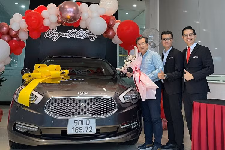Do đó, thông tin một đại lý vừa bán được một chiếc Kia Quoris xuất hiện trên mạng xã hội đã nhanh chóng thu hút được rất nhiều sự chú ý từ cộng đồng mạng. Được biết, giá sau khi lăn bánh và trừ hết khuyến mại của chiếc xe này rơi vào khoảng 2,3 tỷ VNĐ.