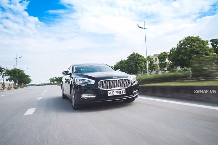 Về truyền động, Quoris sử dụng động cơ xăng V6 dung tích 3.8 lít có công suất tối đa 286 mã lực tại vòng tua máy 6.600 vòng/phút và mô-men xoắn cực đại 365 Nm tại 4.500 vòng phút. Sức mạnh được truyền xuống cầu sau, thông qua hộp số tự động 8 cấp. Xe đi kèm 4 chế độ vận hành gồm: Sport, Normal, Comfort và Tuyết (Snow). Sử dụng hệ thống treo khí nén. 