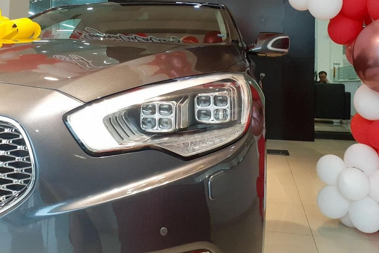 Kia Quoris có kích thước chiều dài 5.090 mm, rộng 1.900 mm và cao 1.490 mm. Chiều dài cơ sở của xe đạt 3.045 mm. Những thông số này tiệm cận hoặc ngang bằng với những mẫu sedan hạng sang cỡ lớn tiêu biểu như Mercedes-Benz S-Class, BMW 7-Series hay Audi A8.