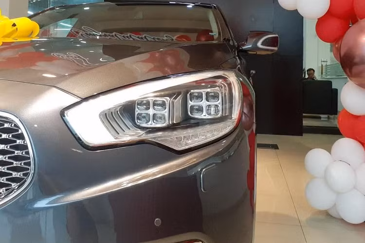 Kia Quoris có kích thước chiều dài 5.090 mm, rộng 1.900 mm và cao 1.490 mm. Chiều dài cơ sở của xe đạt 3.045 mm. Những thông số này tiệm cận hoặc ngang bằng với những mẫu sedan hạng sang cỡ lớn tiêu biểu như Mercedes-Benz S-Class, BMW 7-Series hay Audi A8.