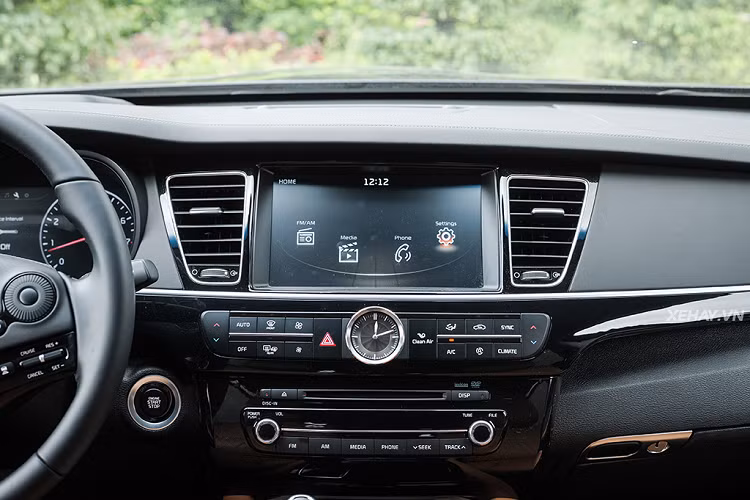 Kia cung cấp cho Quoris các trang bị tiện nghi cơ bản thường thấy trong phân khúc, bao gồm: màn hình TFT LCD 12.3 inch), hai màn hình 9.2 inch phục vụ nhu cầu giải trí của người ngồi hàng ghế sau, cửa sổ trời toàn cảnh, đèn pha tự động điều chỉnh góc chiếu theo góc đánh lái, gạt mưa tự động, và hệ thống âm thanh Lexicon 17 loa, 17 kênh.