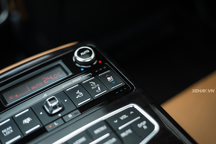 Khoang sau có không gian cho người ngồi rộng mênh mông chẳng kém một chiếc S-Class với bệ tỳ tay trung tâm có tích hợp bảng điều khiển hệ thống màn hình sau, điều hòa, làm mát và sưởi ghế. Thêm vào đó, người ngồi phía sau có thể ấn nút để ghế sau ngả hết cỡ, ghế hành khách phía trước có thể trượt và gập lên để tạo không gian tối đa cho ghế sau bên phải.