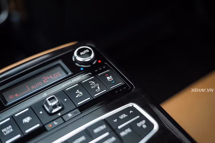 Khoang sau có không gian cho người ngồi rộng mênh mông chẳng kém một chiếc S-Class với bệ tỳ tay trung tâm có tích hợp bảng điều khiển hệ thống màn hình sau, điều hòa, làm mát và sưởi ghế. Thêm vào đó, người ngồi phía sau có thể ấn nút để ghế sau ngả hết cỡ, ghế hành khách phía trước có thể trượt và gập lên để tạo không gian tối đa cho ghế sau bên phải.