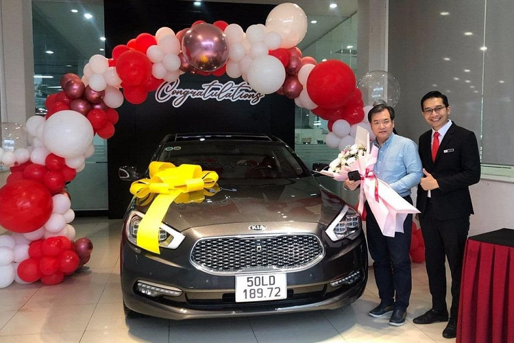 Được THACO đưa về Việt Nam từ hồi năm 2016 nhưng với giá bán khá cao lên đến 2,708 tỷ VNĐ nên mẫu xe này khó tìm được khách mua. Trên thực tế, rất ít khách hàng tại Việt Nam chấp nhận “xuống tiền” với mức giá trên cho mẫu xe sedan mang thương hiệu phổ thông KIA. Mặc dù giá bán của Kia Quoris hấp dẫn hơn nhiều so với các mẫu sedan hạng sang cỡ lớn đến từ Đức.