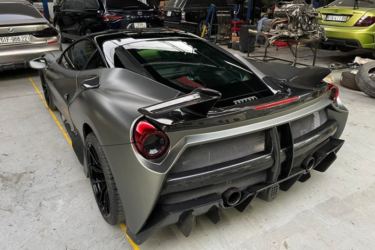 Chiếc Ferrari 488 GTB này được độ gói hoàn chỉnh của Misha Designs, điều đó có nghĩa là khối động cơ nguyên bản (tăng áp kép V8 3.9L) đã được bổ sung 2 bộ tăng áp lớn, đồng thời lập trình lại ECU, đưa công suất xe đạt mức 765 mã lực, tăng 104 mã lực so với tiêu chuẩn.