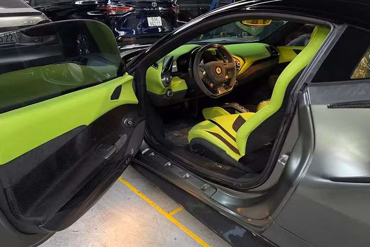 Khoang cabin của xe nổi bật với loạt chi tiết bọc da màu xanh nõn chuối như ghế ngồi, vô lăng, táp-lô...kết hợp với những điểm nhấn Alcantara màu đen tạo sự hài hòa.