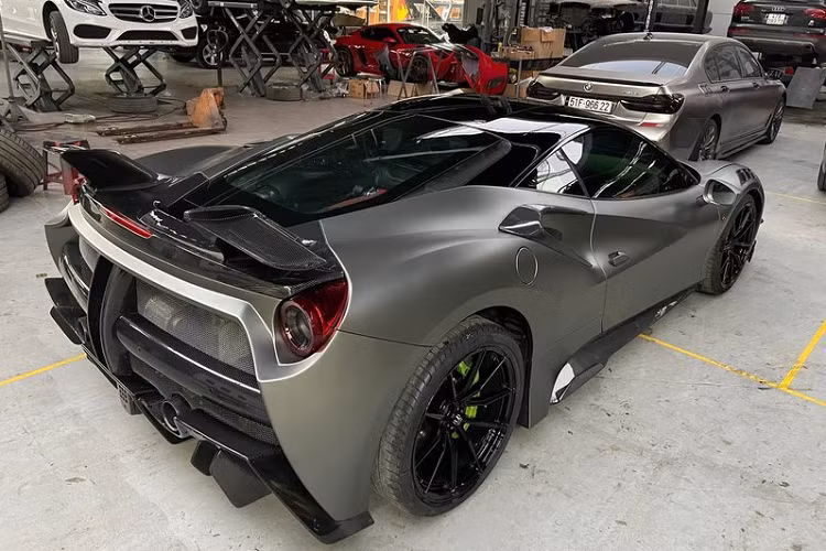 Phần mép cản trước và các vây cánh gió trên Ferrari 488 GTB độ Misha Designs đều được làm từ sợi carbon. Vòm bánh trước cũng được thay mới, tích hợp thêm 3 "mang cá" bằng sợi carbon.