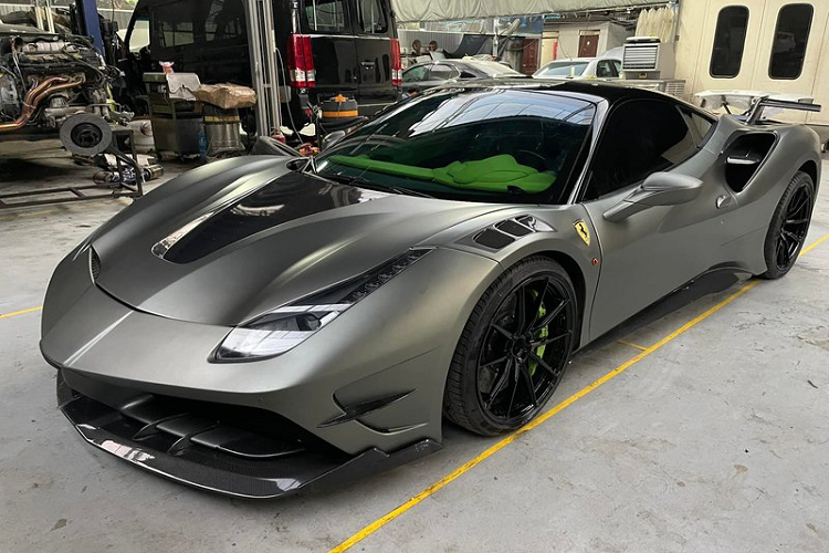 Theo chia sẻ của garage chuyên độ xe tại TP. HCM, quá trình độ boydkit Misha Designs chính hãng cho siêu xe Ferrari 488 GTB diễn ra trong 3 tháng, chia làm 3 giai đoạn. 