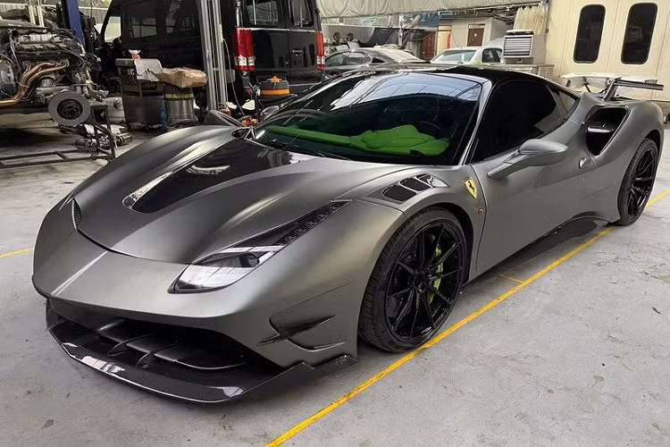 Theo chia sẻ của garage chuyên độ xe tại TP. HCM, quá trình độ boydkit Misha Designs chính hãng cho siêu xe Ferrari 488 GTB diễn ra trong 3 tháng, chia làm 3 giai đoạn. 