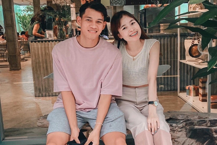 Trung vệ Anusak Jaipetch (sinh năm 1999) đang hẹn hò với bạn gái cùng tuổi Chantakan. Cả hai quen biết nhau từ thời trung học và có tình yêu bền chặt hơn 7 năm được nhiều người ngưỡng mộ. Weerathep Pomphan là cầu thủ đã ghi bàn thắng quý giá giúp U23 Thái Lan vượt qua U23 Indonesia để tiến vào trận chung kết SEA Games 31. Bạn gái của tiền vệ sinh năm 1996 tên là Nashalla. Cô nàng mang hai dòng máu Thái Lan - Italy và là người rất kín tiếng trên mạng xã hội. Bạn gái của nam cầu thủ hiện là chủ của một tiệm bánh ngọt ở thành phố Nonthaburi (Thái Lan).