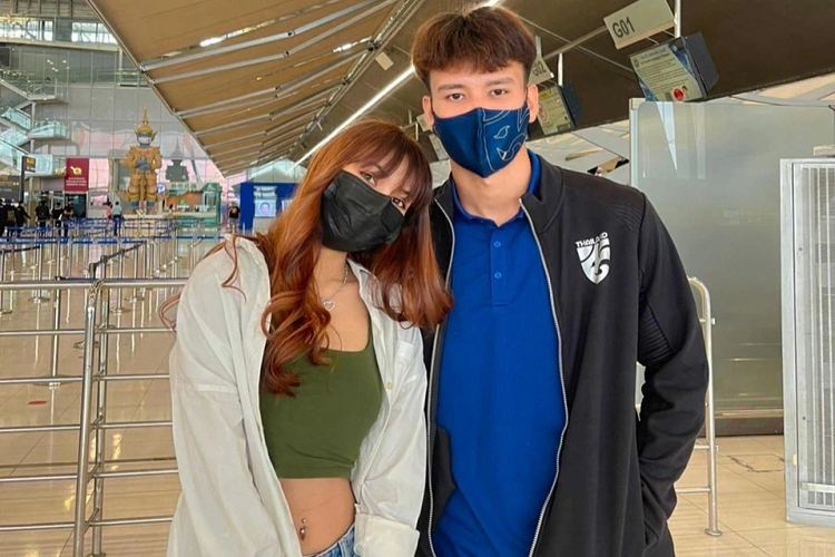 Chanapat và Kanyaphat công khai hẹn hò vào cuối năm ngoái bằng những tấm ảnh chụp chung trên Instagram. Cả hai được nhiều người ngưỡng mộ và khen ngợi đẹp đôi về ngoại hình. 